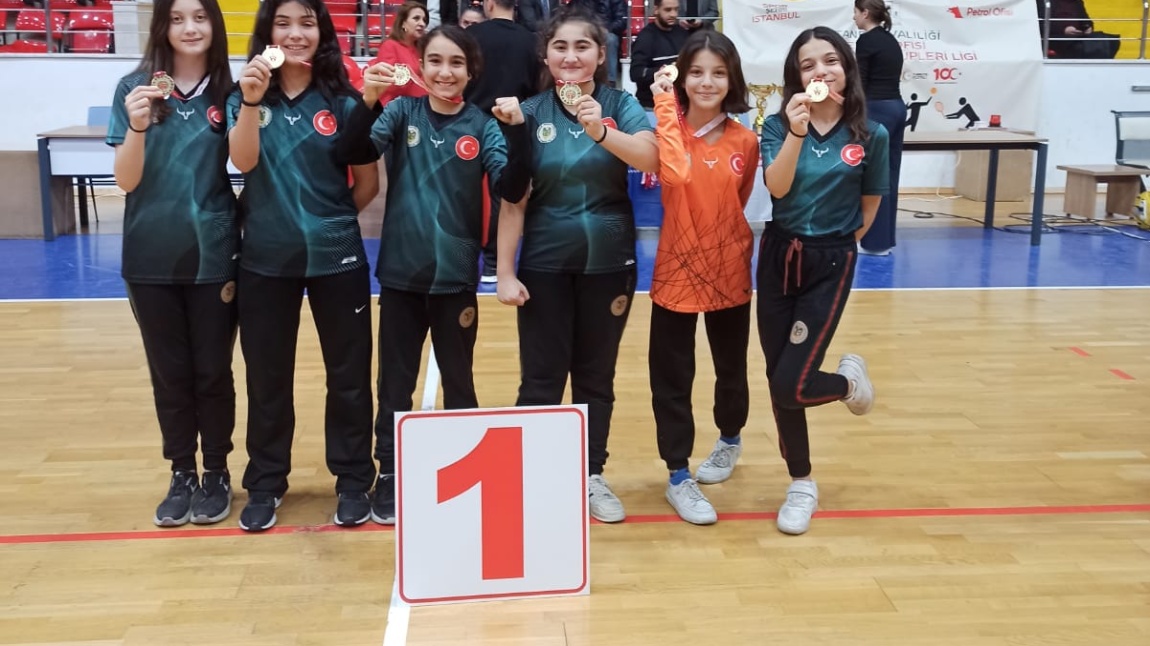 Okulumuz Küçük Kız Futsal Takımımız Beylikdüzü İlçe Birincisi